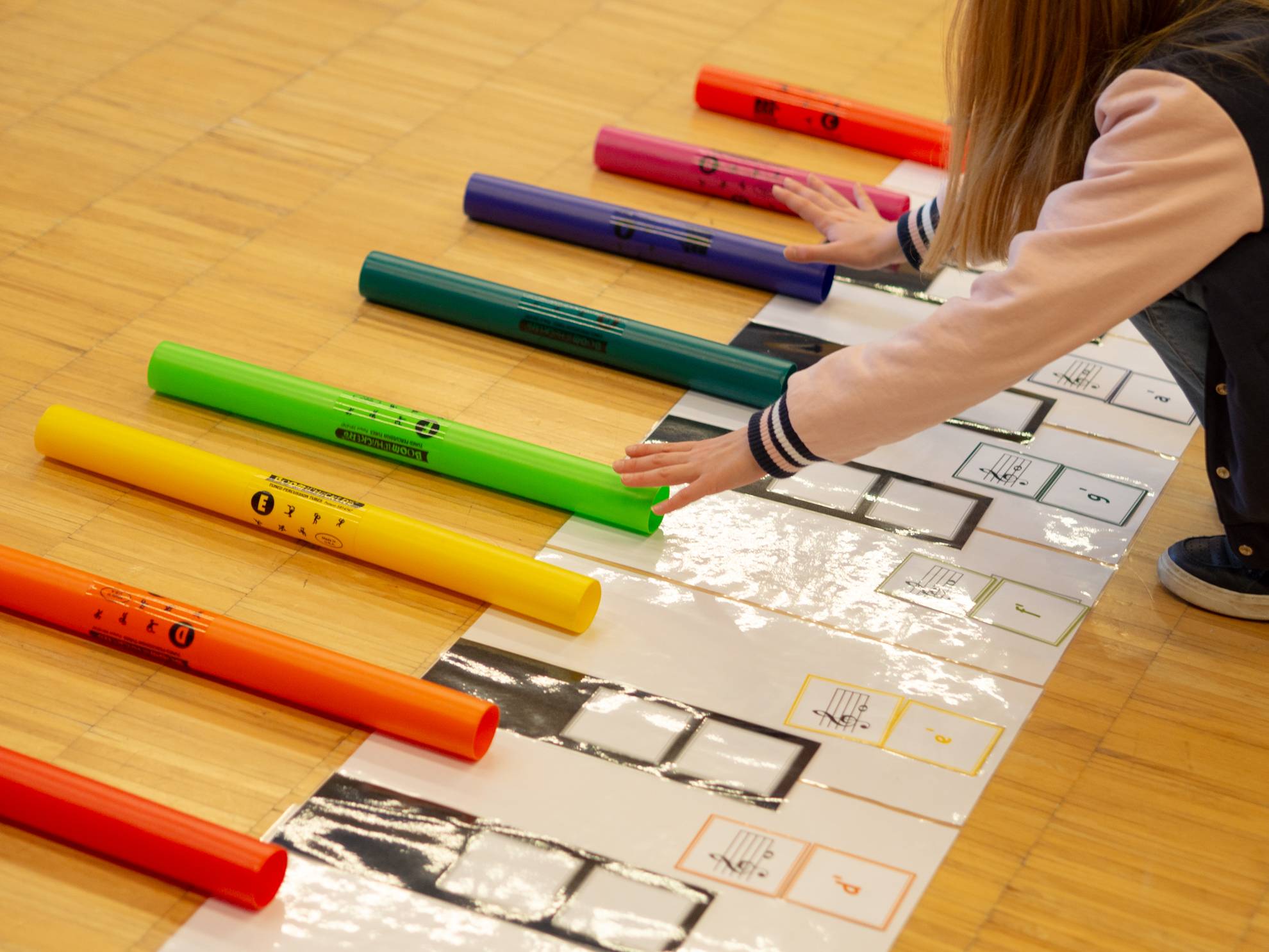 Kinder bringen ihr DIY-Klavier zum Klingen