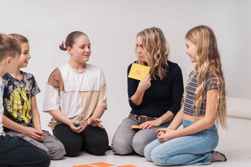 Kinder spielen das Rhythmustelefon