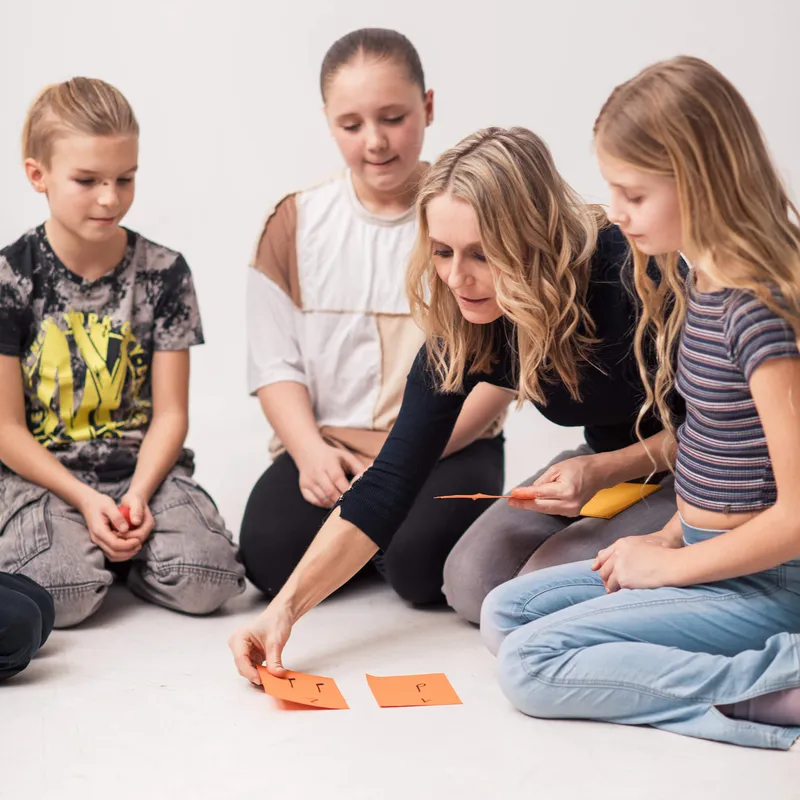 Kinder spielen das Rhythmustelefon