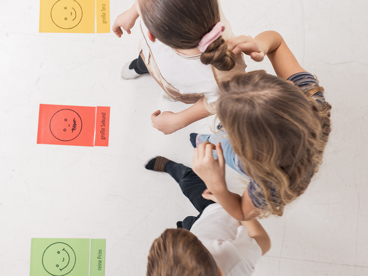 Kinder spielen 1, 2 oder 3 im Musikunterricht