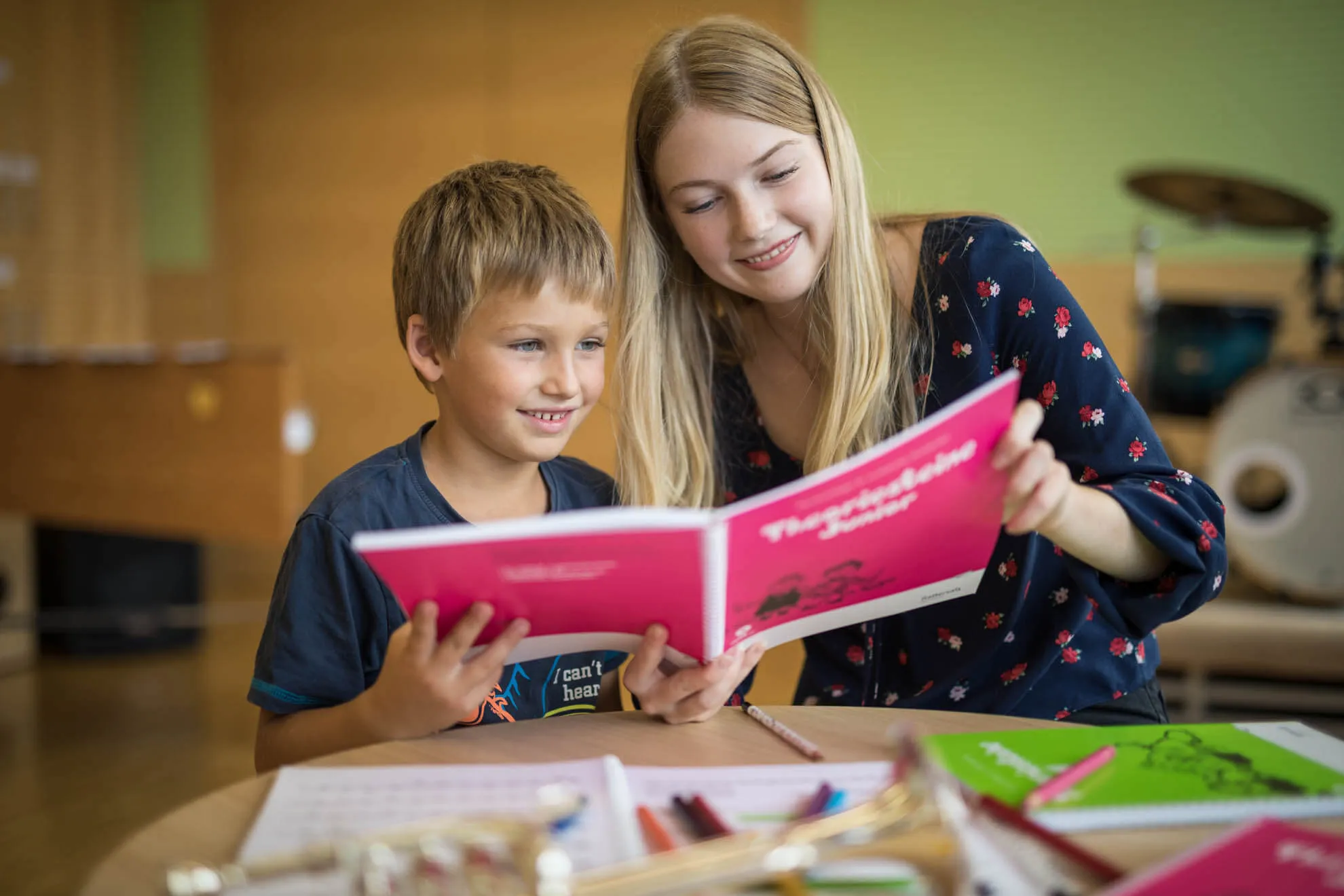 Kind arbeitet mit Theoriesteine Junior