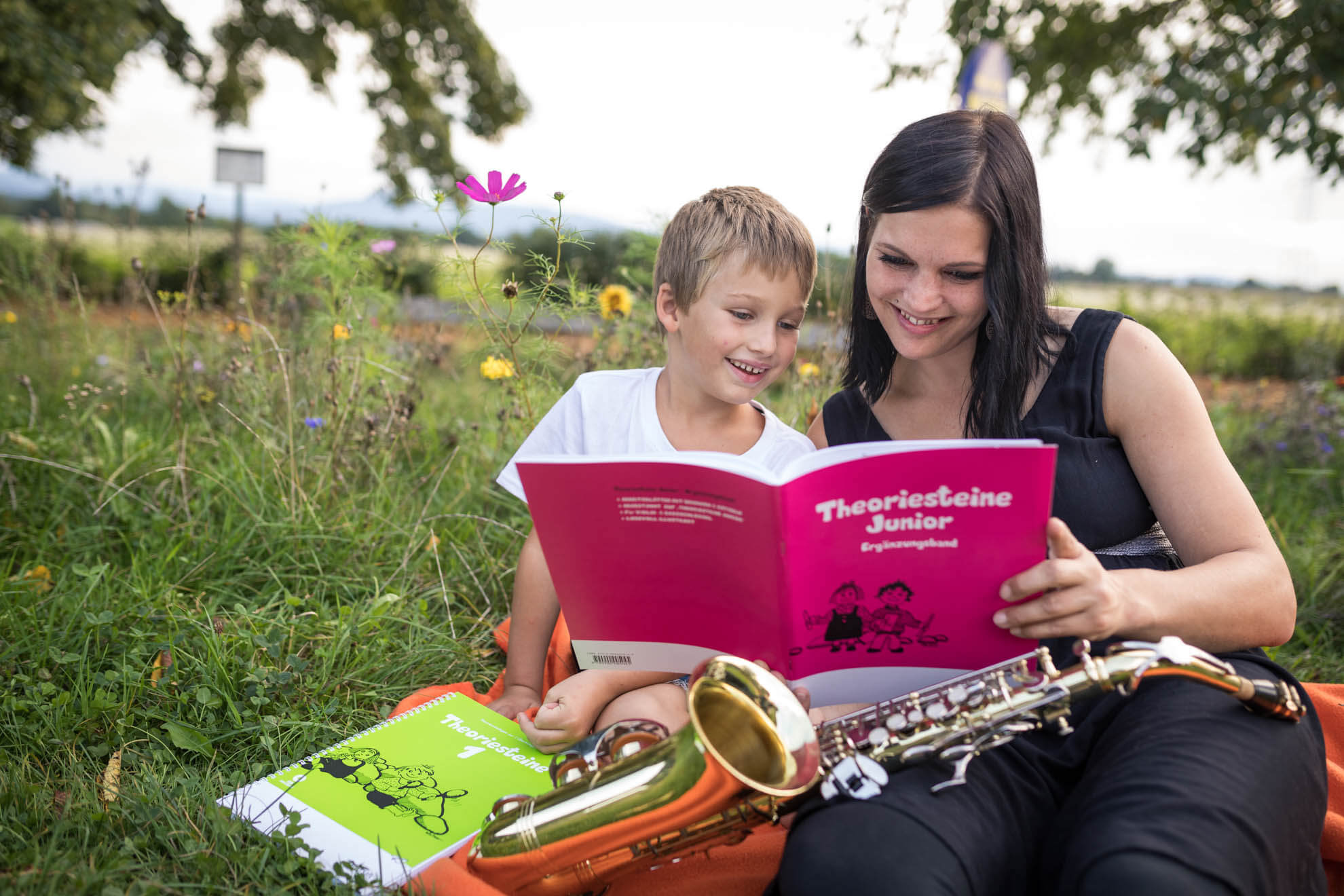 Kind übt mit Eltern Musiktheorie