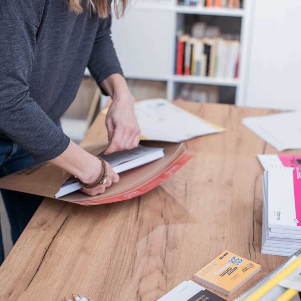 Regina von flattersatz packt die Bücher ein